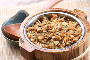 木桶装的美味特色炒饭