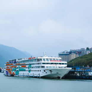 港口停泊的大型游轮