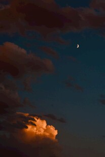 夜空下的发光云朵与孤星