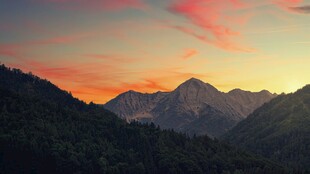 山间绚丽晚霞美景