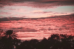 日落时分的绚烂天空