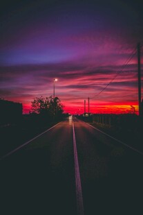 黄昏下的静谧公路