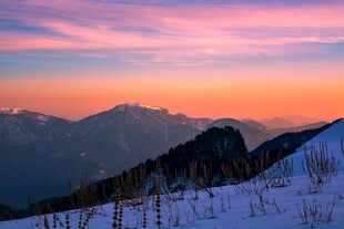 雪山日出美景