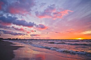 海边绚烂晚霞与海浪美景