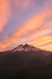 壮丽雪山映绚烂晚霞