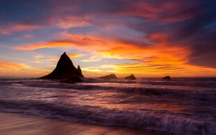 海边日落时的壮丽孤峰