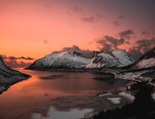 日落雪山下的静谧湖泊