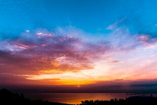 绚丽晚霞下的壮美天空