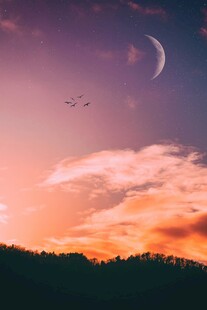黄昏新月下的梦幻天空