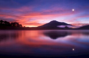 梦幻湖畔的绝美黄昏夜景