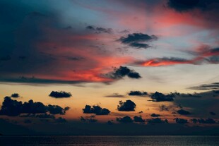 绚丽晚霞下的云海景观