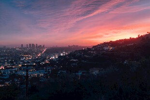 黄昏下的城市与山丘美景