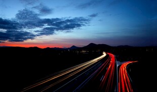 公路夜景流光溢彩