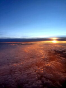 高空俯瞰壮丽云海日出