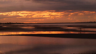 夕阳下的宁静水面景观