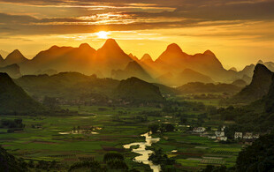 山间日落美景
