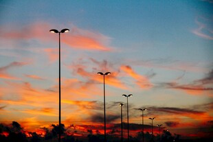夕阳下的路灯剪影