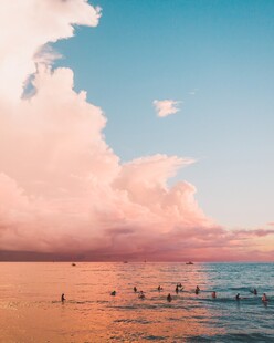 海边梦幻晚霞与戏水景象
