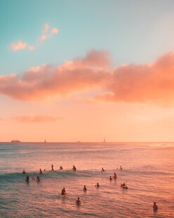 夕阳下海边嬉戏的人群