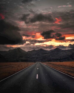 黄昏下的空旷公路