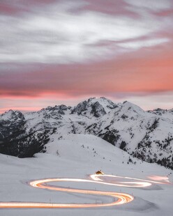 雪山蜿蜒公路的壮丽景观