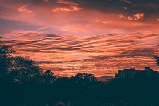 日落时分的绚烂天空