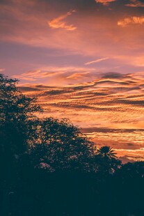 日落时分的绚烂天空景色