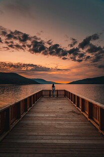 黄昏栈桥一人独赏美景