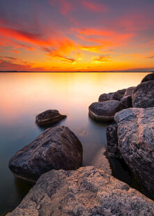 夕阳下的湖畔岩石美景
