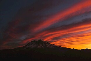 壮丽晚霞下的巍峨山峰