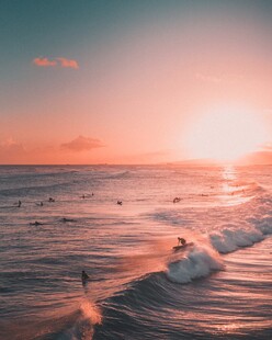 夕阳下的海边冲浪美景