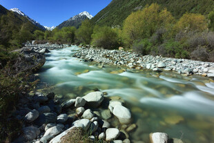 山间溪流潺潺风景如画
