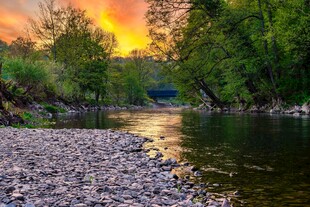 夕阳下的溪边美景