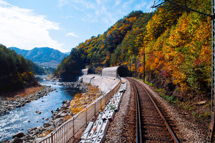 秋日铁轨旁的山水美景