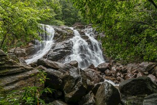 山林间的灵动瀑布景观