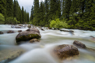 山间湍急溪流与嶙峋怪石