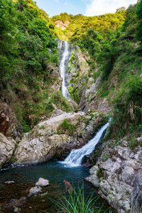 山间瀑布绿意环绕的美景