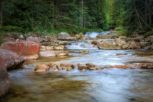 山间溪流潺潺石景清幽