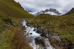 山间溪流伴雪山美景