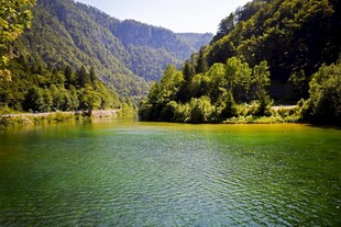 山间碧绿湖水秀丽风光