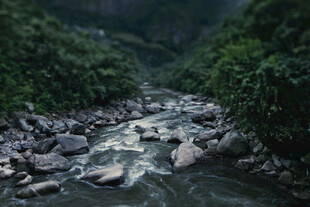 山间溪流石间潺潺流水