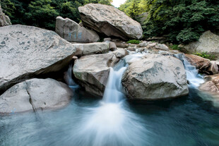 山间溪流与巨石景观