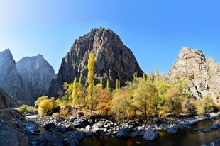 山间秋色壮丽山水景观