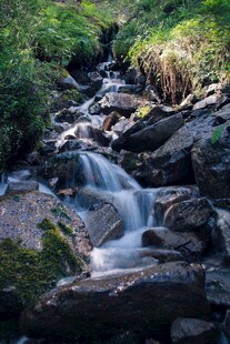 山间溪流潺潺石上清泉