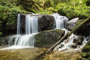 山间潺潺小瀑布美景