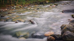 山间溪流潺潺石畔美景