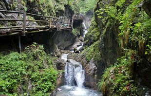 山间溪流瀑布木质栈道景观