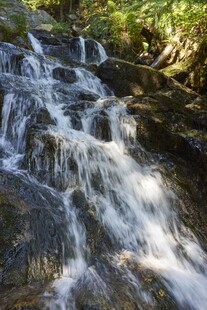 山间溪流瀑布自然美景