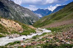 山间溪流与壮丽山峦景色
