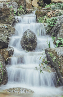 山间小瀑布流水潺潺